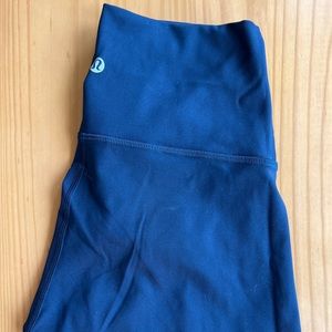 Navy Lululemon wonder under leggings